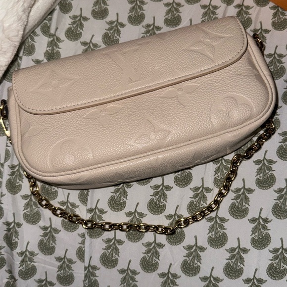 Authentic Louis Vuitton ivy wallet on chain in cream - Picture 6 of 10